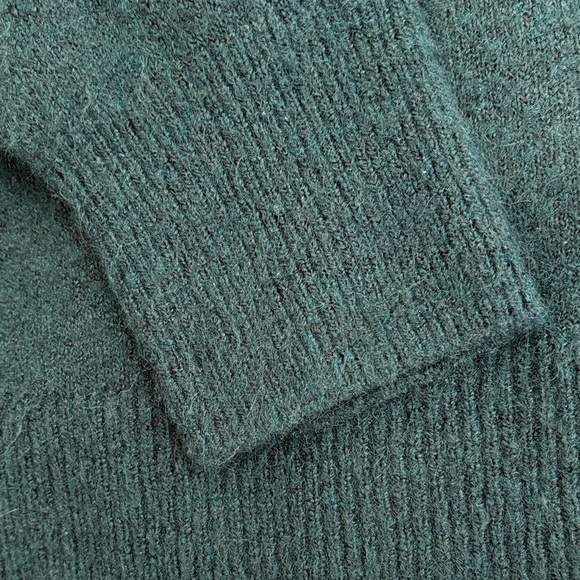 H&M Neck Black Sweater in dark green womens size medium - Picture 3 of 6